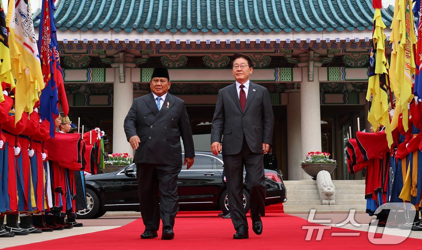 본문 이미지 - 이재명 대통령이 1일 청와대에서 국빈 방한한 프라보워 수비안토 인도네시아 대통령을 영접하고 있다. 2026.4.1 ⓒ 뉴스1 이재명 기자