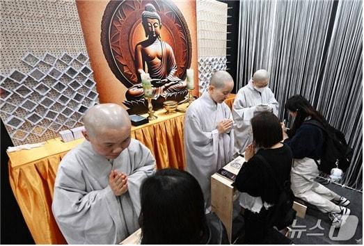본문 이미지 - 불교박람회 '출가 체험' 예시사진