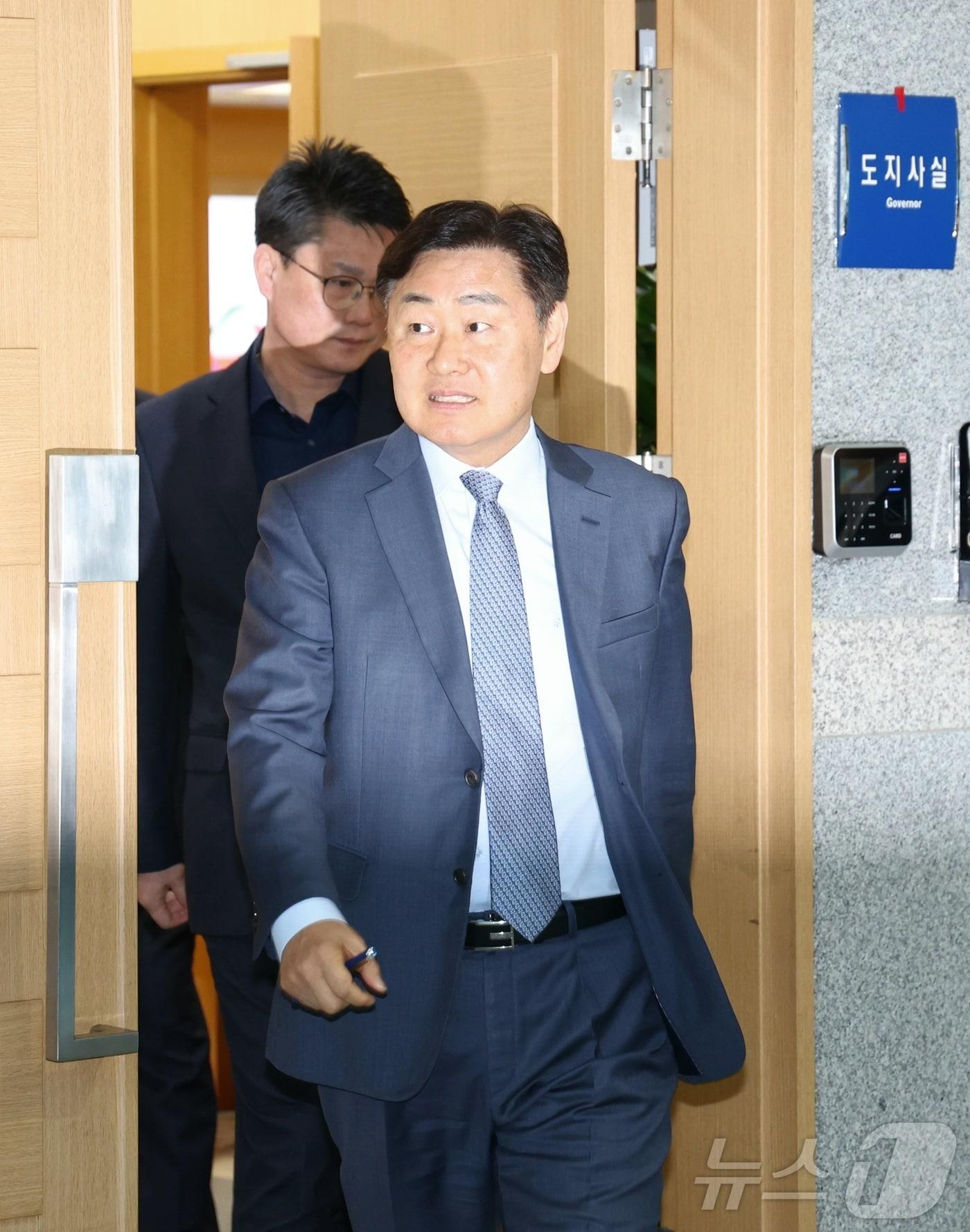 본문 이미지 - 김관영 전북특별자치도지사가 1일 전북 전주시 전북특별자치도청에서 취재진의 돈 봉투 살포 의혹 관련 질의에 답변을 하기위해 도지사실을 나서고 있다. 2026.4.1 ⓒ 뉴스1 유경석 기자