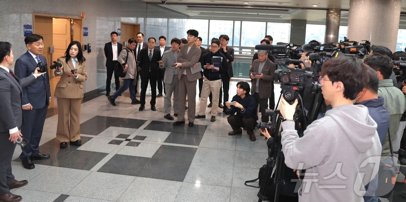 본문 이미지 - 김관영 전북특별자치도지사가 1일 전북 전주시 전북특별자치도청 도지사실 앞에서 취재진의 돈 봉투 의혹 관련 질의에 답변을 하고 있다. ⓒ 뉴스1 유경석 기자