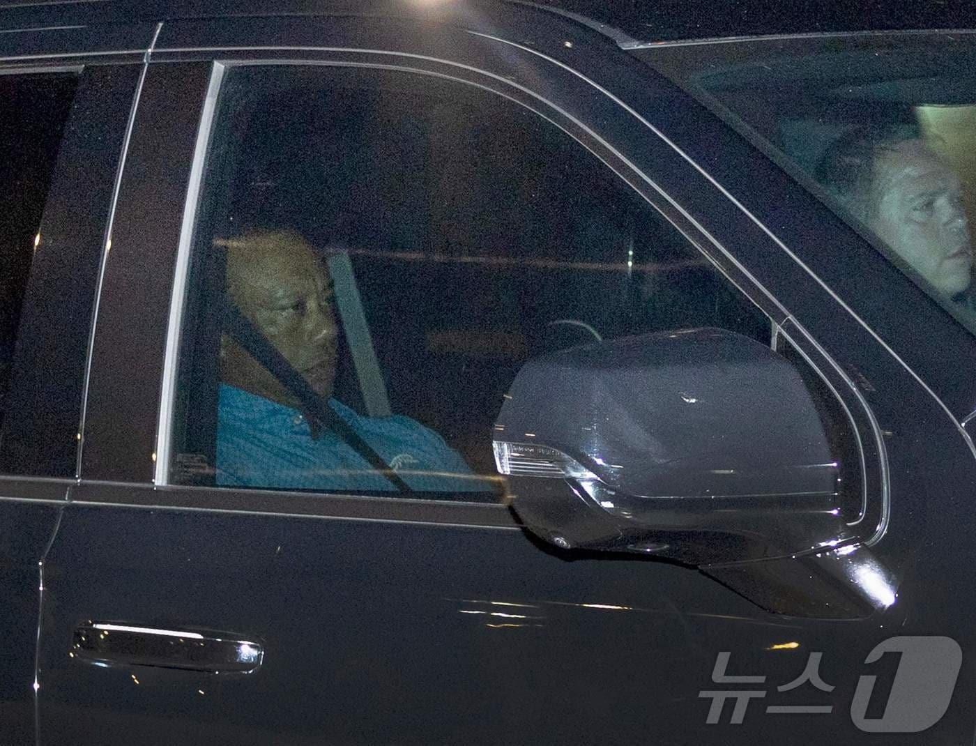 본문 이미지 - 지난달 28일 교통 사고 후 구금됐다가 집으로 돌아가는 타이거 우즈.  ⓒ AFP=뉴스1