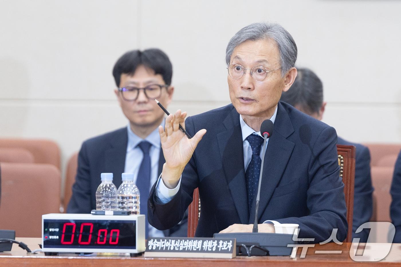 본문 이미지 - 고광헌 방송미디어통신심의위원회 위원장 후보자가 1일 서울 여의도 국회에서 열린 제433회국회(임시회) 과학기술정보방송통신위원회 인사청문회에 출석해 의원 질의에 답변하고 있다. 2026.4.1 ⓒ 뉴스1 이승배 기자