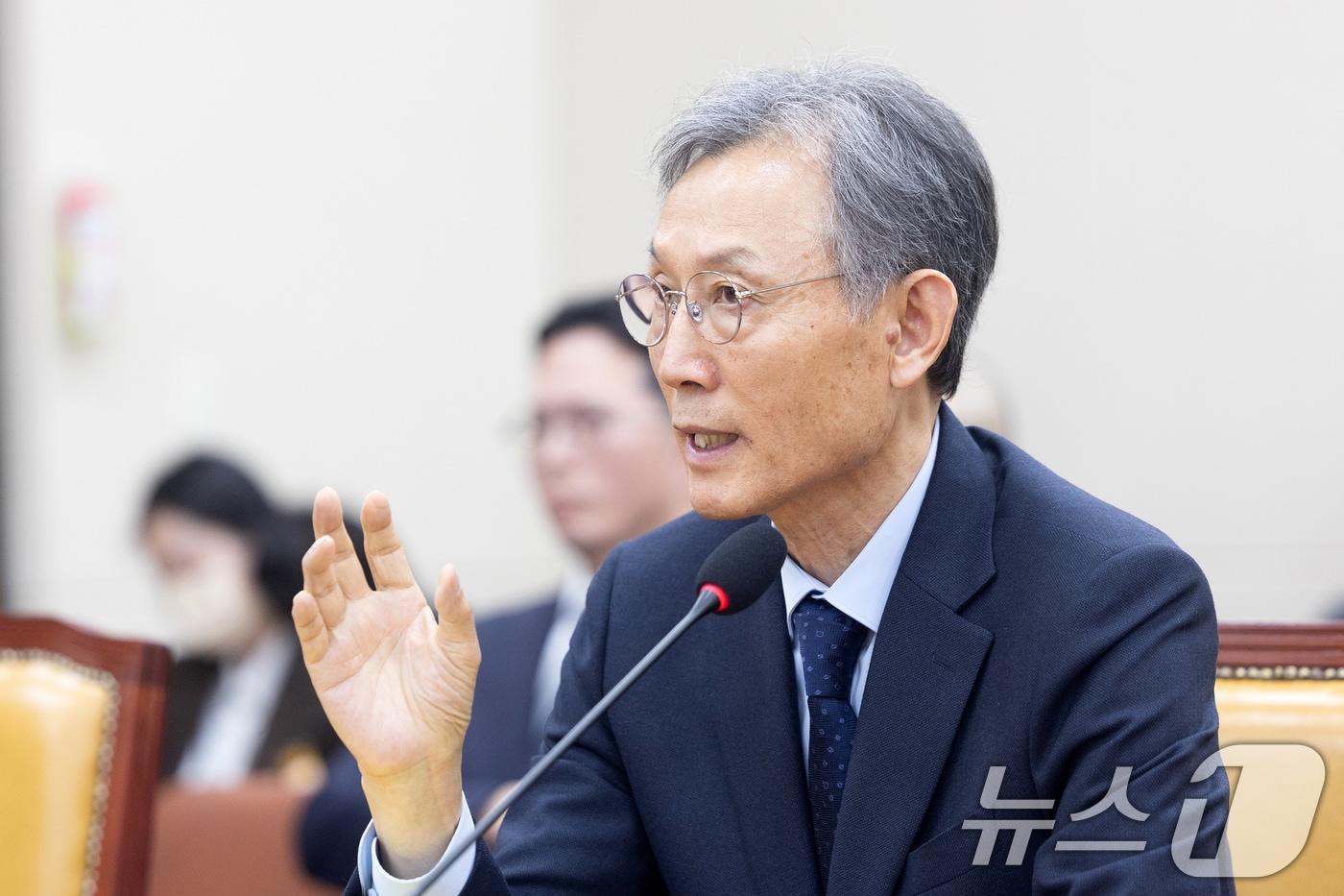 본문 이미지 - 고광헌 방송미디어통신심의위원회 위원장 후보자가 1일 서울 여의도 국회에서 열린 제433회국회(임시회) 과학기술정보방송통신위원회 인사청문회에 출석해 의원 질의에 답변하고 있다. 2026.4.1 ⓒ 뉴스1 이승배 기자