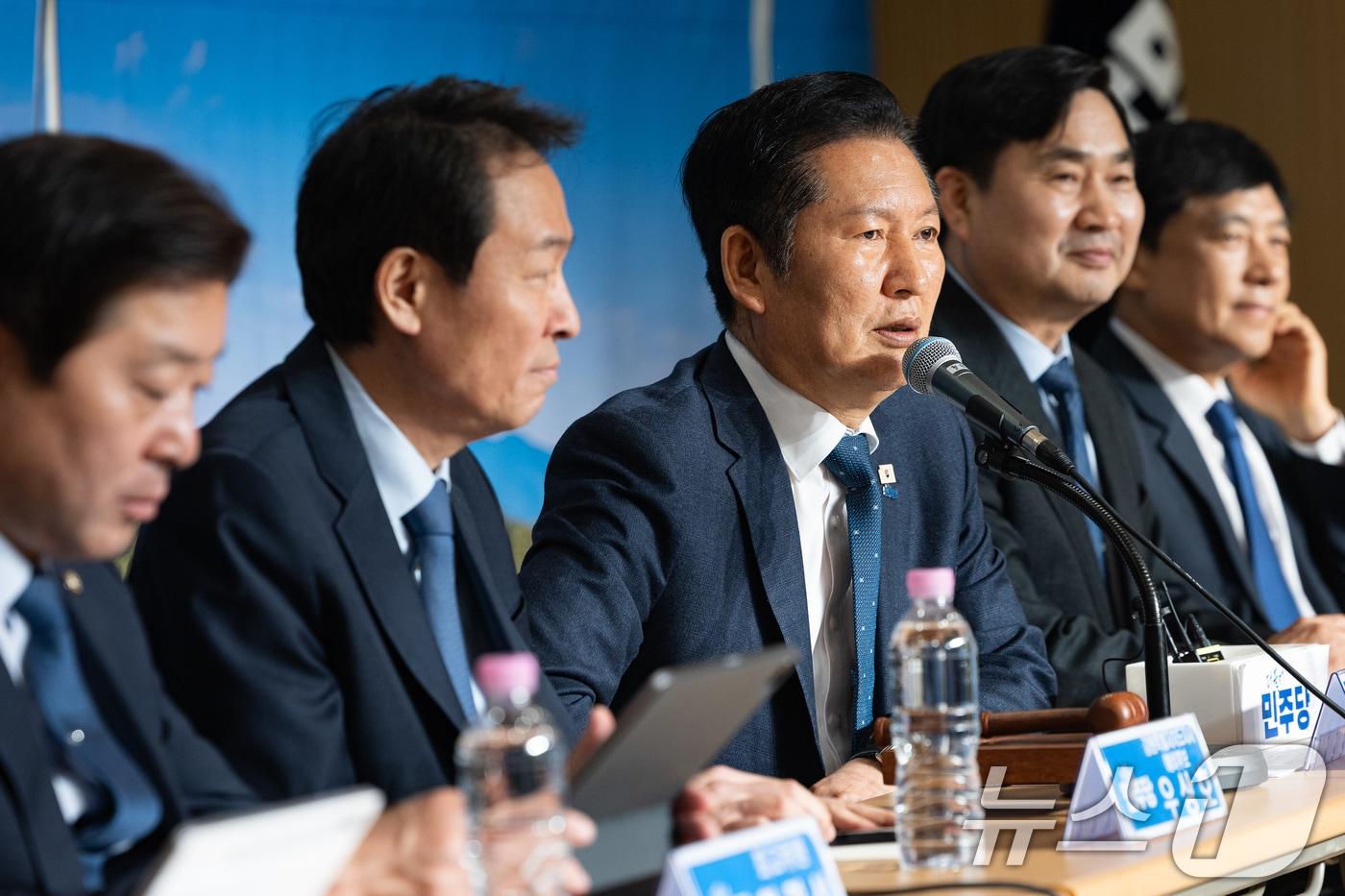 본문 이미지 - 정청래 더불어민주당 대표가 지난 1일 강원도 철원군 새마을금고 본점에서 열린 강원 민생 현장 최고위원회의에서 모두 발언을 하고 있다. 2026.4.1 ⓒ 뉴스1 유승관 기자