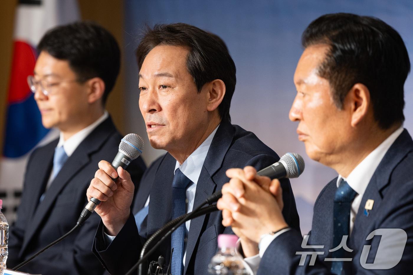 본문 이미지 - 우상호 더불어민주당 강원특별자치도지사 예비후보가 1일 강원도 철원군 새마을금고 본점에서 열린 강원 민생 현장 최고위원회의에서 모두 발언을 하고 있다. 2026.4.1 ⓒ 뉴스1 유승관 기자