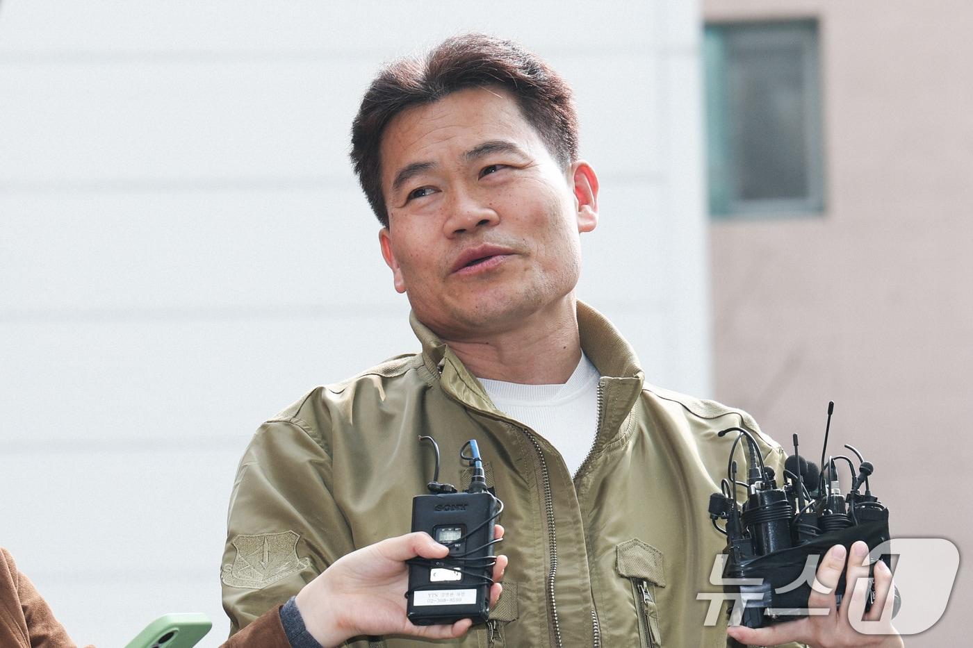 본문 이미지 - 이재명 대통령과 이준석 개혁신당 대표 관련 허위 사실을 유포한 혐의를 받는 한국사 강사 출신 유튜버 전한길 씨가 1일 오전 서울 동작경찰서에 피의자 신분으로 출석하기 앞서 자신의 입장을 밝히고 있다. 2026.4.1 ⓒ 뉴스1 임지훈 인턴기자