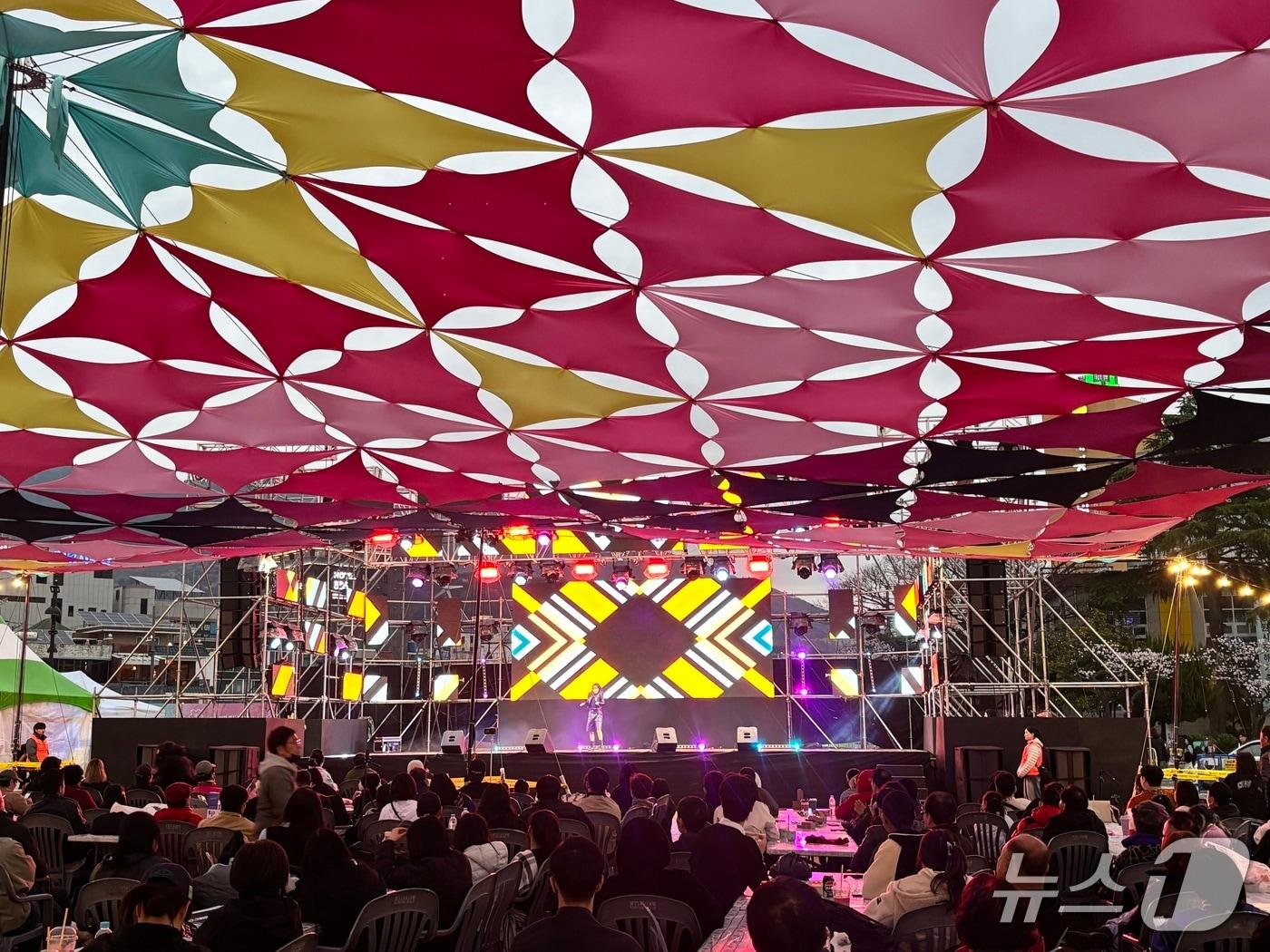 본문 이미지 - 경남 창원시 진해구 중원로타리에서 군항나이트페스타 행사가 열리고 있다.(창원시 제공. 재판매 및 DB금지)