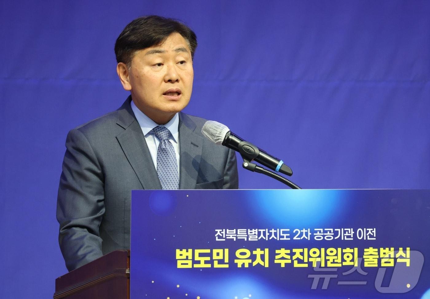 본문 이미지 - 김관영 전북특별자치도지사가 1일 전북 전주시 전북특별자치도청 대회의실에서 열린 전북특별자치도 2차 공공기관 이전 범도민 유치 추진위원회 출범식에서 기념사를 하고 있다. 2026.4.1 ⓒ 뉴스1 유경석 기자