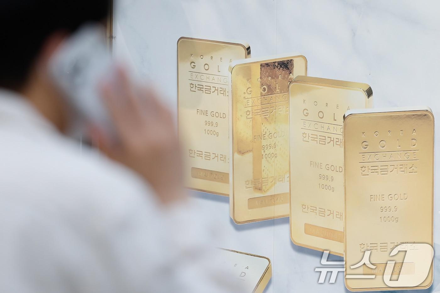 본문 이미지 - 국제 금값이 지난달 기준 13% 이상 하락했다가 미·이란 종전 기대감 속 상승세를 보이고 있는 1일 서울 시내 금은방 거리에 골드바 광고가 결려 있다. 2026.4.1 ⓒ 뉴스1 안은나 기자