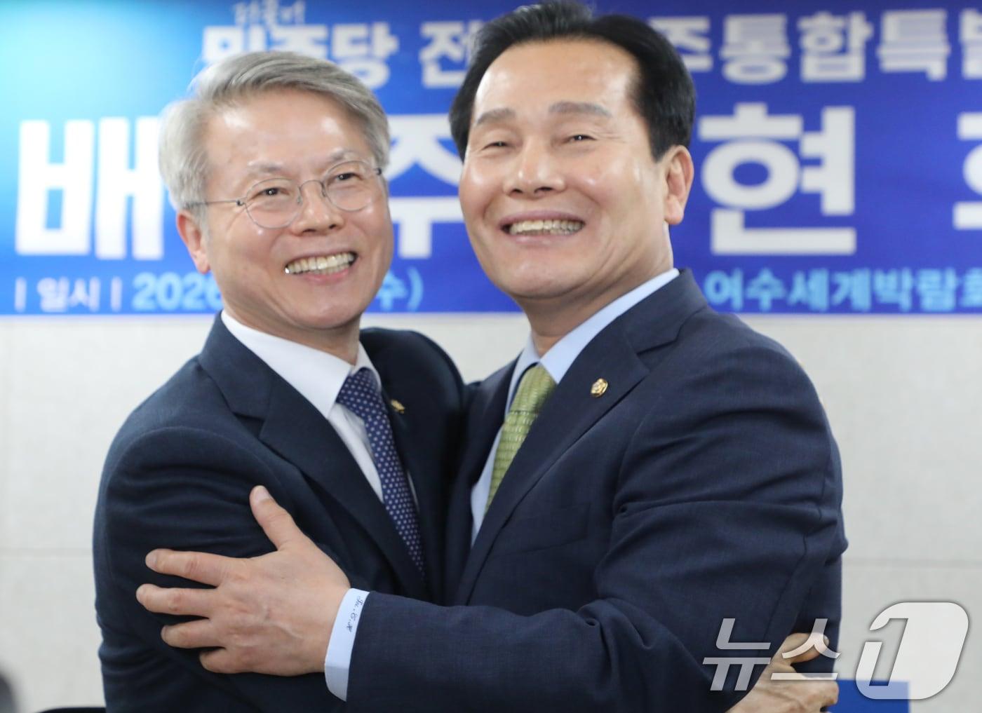 본문 이미지 - 민형배 더불어민주당 전남광주통합특별시장 후보(왼쪽)와 주철현 후보(오른쪽)가 1일 전남 여수세계박람회장 컨벤션센터에서 민 후보로의 단일화를 발표하고 있다. 2026.4.1 ⓒ 뉴스1 이수민 기자