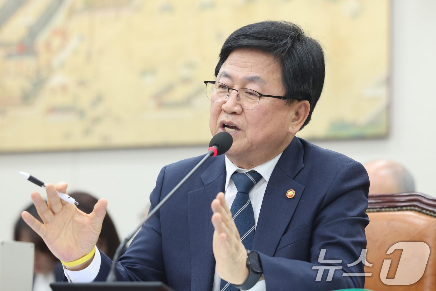 본문 이미지 - 최교진 교육부 장관이 1일 서울 여의도 국회에서 열린 교육위원회 전체회의에서 의원 질의에 답변하고 있다. 2026.4.1 ⓒ 뉴스1 신웅수 기자