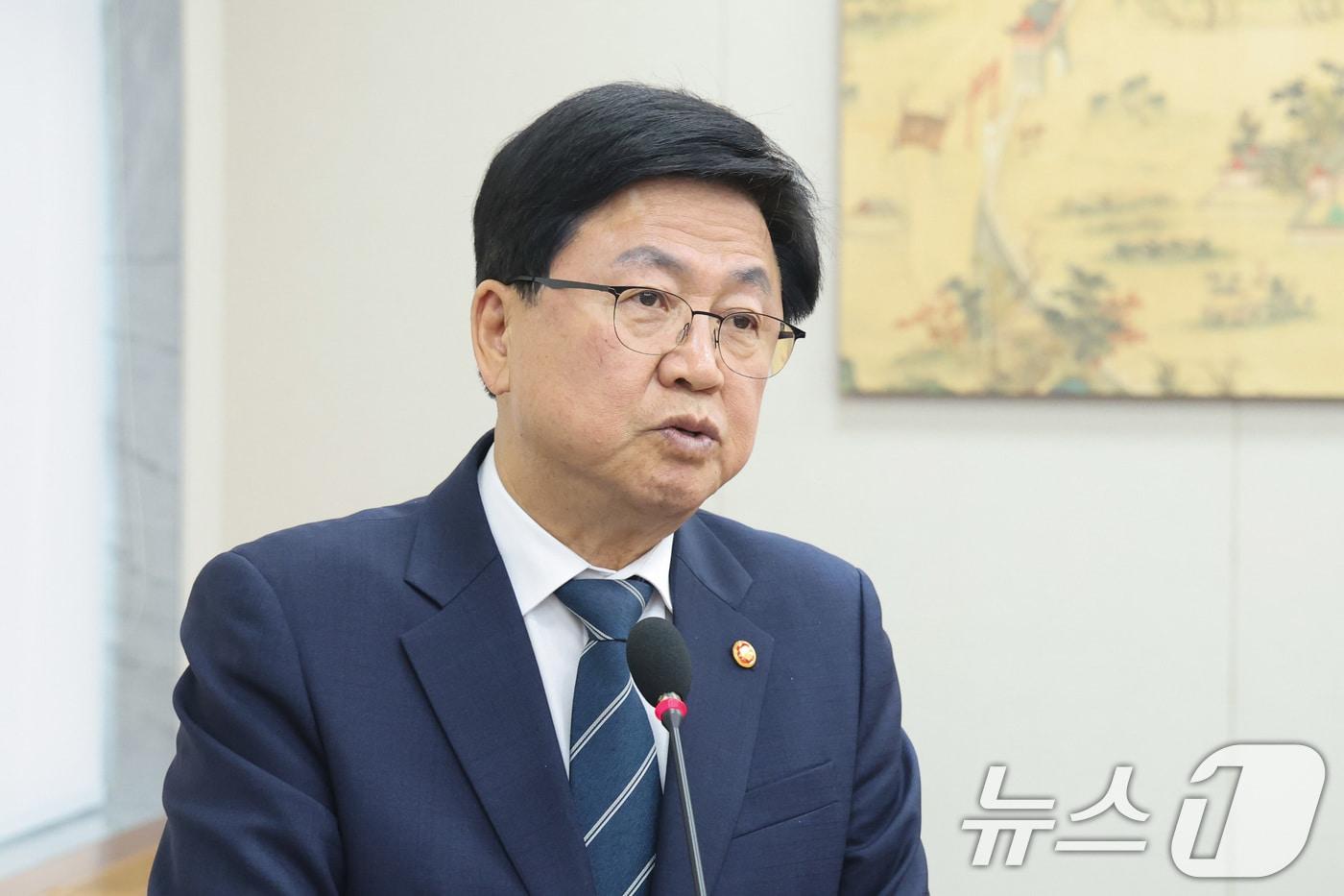 본문 이미지 - 최교진 교육부 장관이 1일 서울 여의도 국회에서 열린 교육위원회 전체회의에서 발언하고 있다. 2026.4.1 ⓒ 뉴스1 신웅수 기자