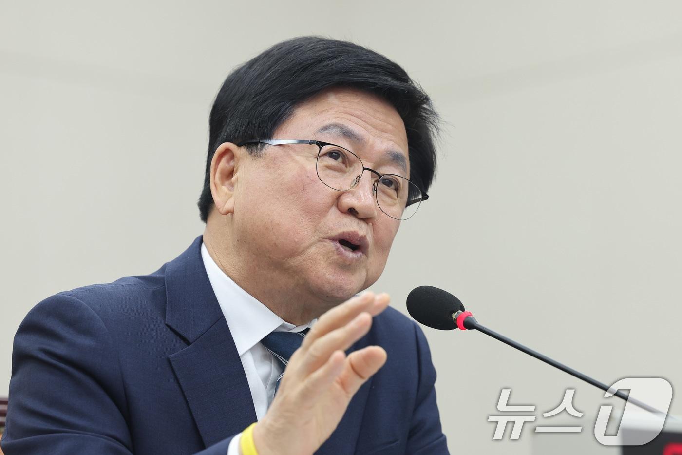 본문 이미지 - 최교진 교육부 장관이 1일 서울 여의도 국회에서 열린 교육위원회 전체회의에서 의원 질의에 답변하고 있다. 2026.4.1 ⓒ 뉴스1 신웅수 기자