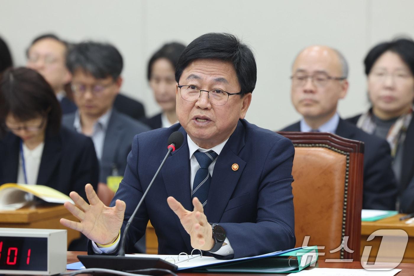 본문 이미지 - 최교진 교육부 장관이 1일 서울 여의도 국회에서 열린 교육위원회 전체회의에서 의원 질의에 답변하고 있다. 2026.4.1 ⓒ 뉴스1 신웅수 기자