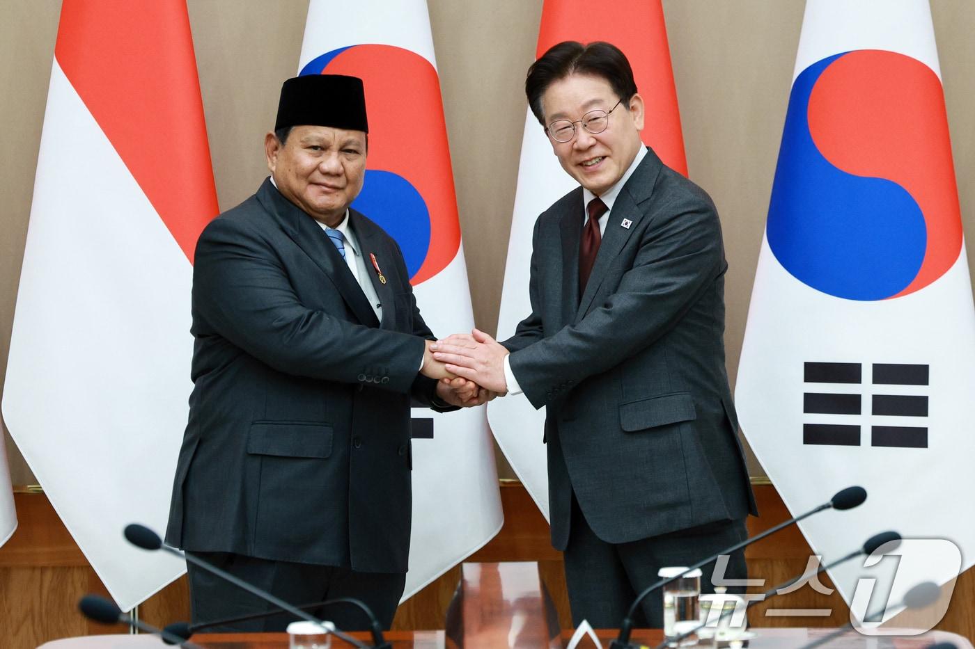 본문 이미지 - 이재명 대통령과 프라보워 수비안토 인도네시아 대통령이 1일 청와대에서 열린 한·인니 확대 정상회담에서 기념촬영을 하고 있다. 2026.4.1 ⓒ 뉴스1 이재명 기자