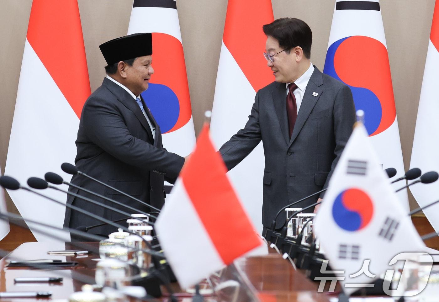 본문 이미지 - 이재명 대통령과 프라보워 수비안토 인도네시아 대통령이 1일 청와대에서 열린 한·인니 확대 정상회담에서 기념촬영을 하고 있다. ⓒ 뉴스1 이재명 기자