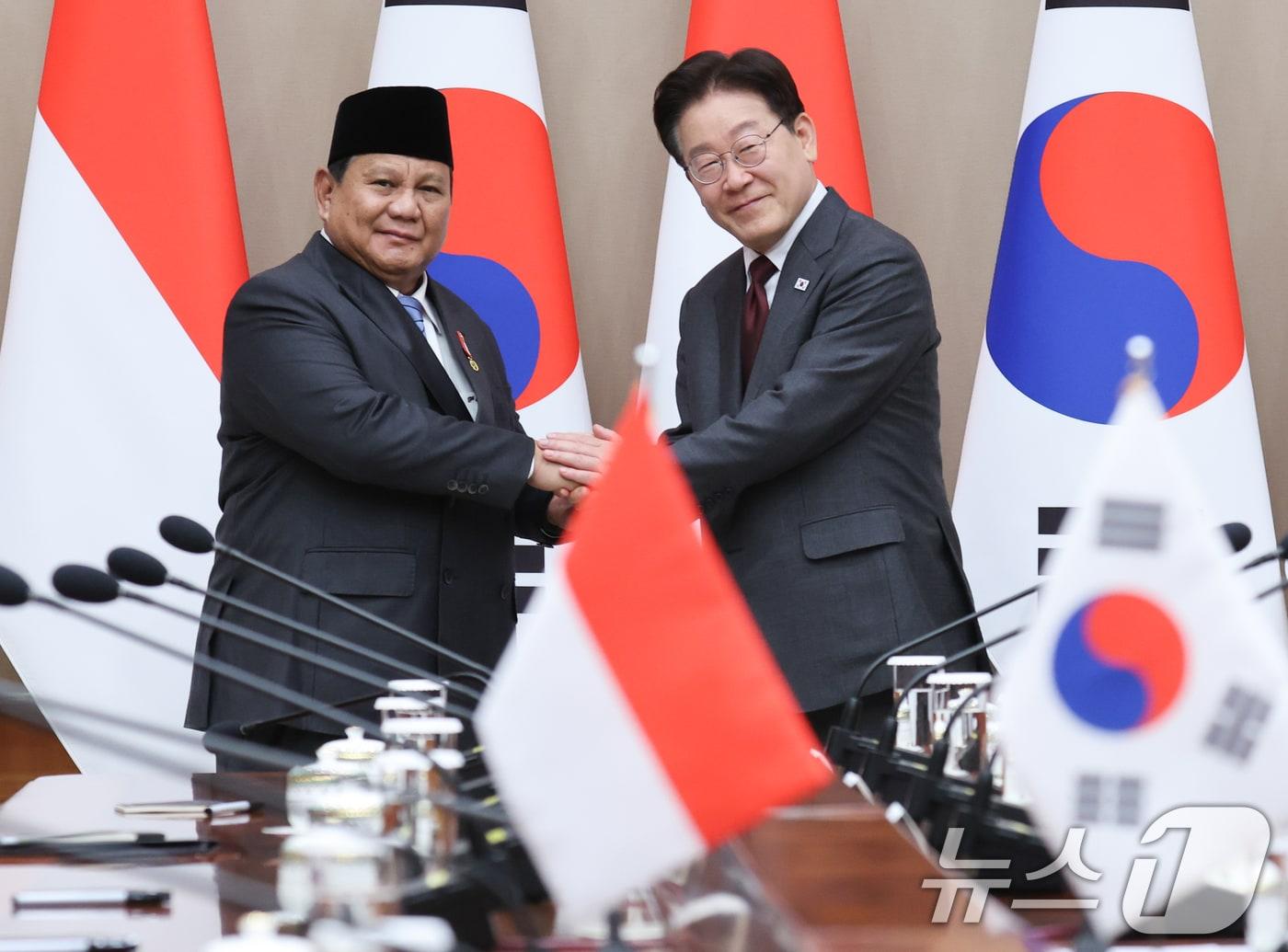 본문 이미지 - 이재명 대통령과 프라보워 수비안토 인도네시아 대통령이 1일 청와대에서 열린 한·인니 확대 정상회담에서 기념촬영을 하고 있다. 2026.4.1 ⓒ 뉴스1 이재명 기자