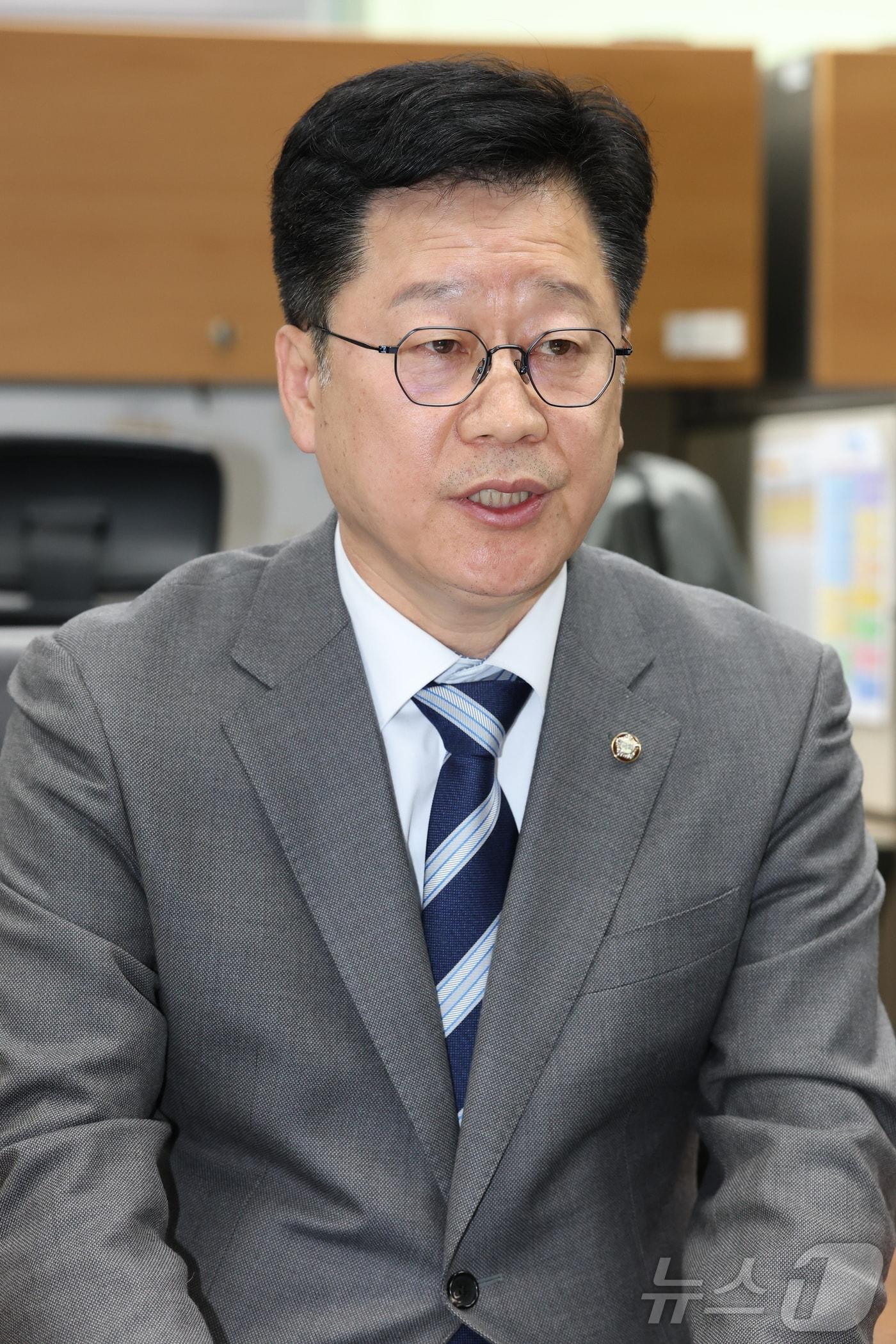 본문 이미지 - 안호영 더불어민주당 국회의원이 1일 전북 전주시 전북특별자치도의회 기자실에서 간담회를 열고 도지사 출마 관련 입장을 밝히고 있다. 2026.4.1 ⓒ 뉴스1 유경석 기자