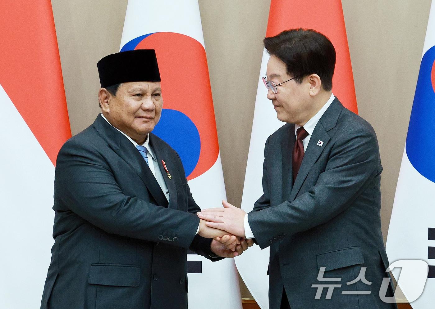 본문 이미지 - 이재명 대통령과 프라보워 수비안토 인도네시아 대통령이 1일 청와대에서 열린 한·인니 확대 정상회담에서 기념촬영을 하고 있다. 2026.4.1 ⓒ 뉴스1 이재명 기자