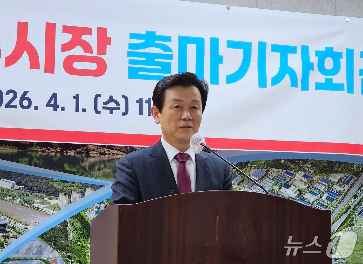 본문 이미지 - 조규일 진주시장이 1일 진주시청 브리핑룸에서 출마의 변을 밝히고 있다. 2026.4.1/뉴스1 한송학기자