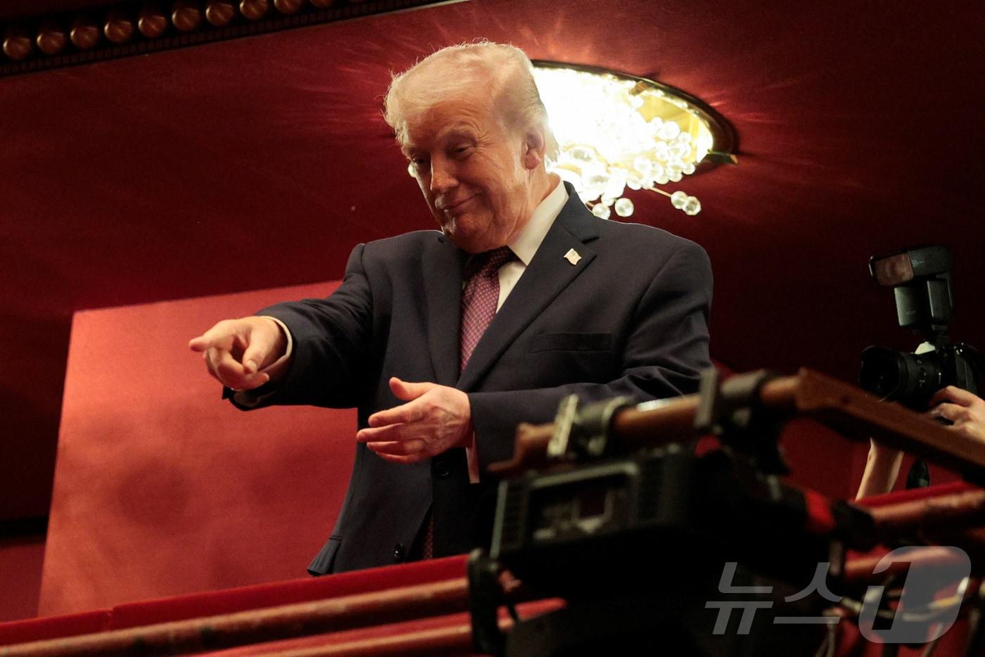 본문 이미지 - 도널드 트럼프 미국 대통령이 31일(현지시간) 워싱턴 D.C.의 존 F. 케네디 공연예술센터에서 열린 뮤지컬 '시카고'의 개막 공연에 참석해 제스처를 취하고 있다. 2026.03.31 ⓒ 로이터=뉴스1