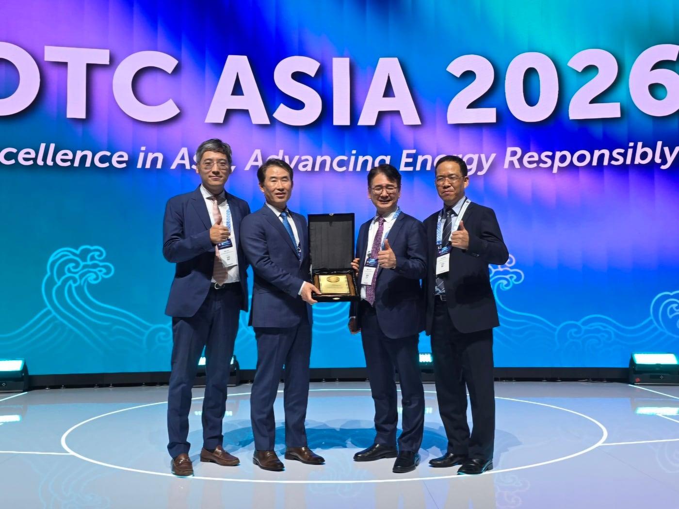 본문 이미지 - 안영규 삼성중공업 기술개발본부 본부장(가운데 왼쪽)과 이병선 삼성중공업 해양영업팀 팀장(가운데 오른쪽) 등 삼성중공업 관계자들이 31일 말레이시아 쿠알라룸푸르 컨벤션센터에서 열린 국제해양기술 산업 컨퍼런스 'OTC 아시아 2026'에서 천연가스 액화시스템 '센스 LNG'가 특별상을 수상한 것을 기념해 사진을 촬영한 모습(삼성중공업 제공). 2026.3.31.