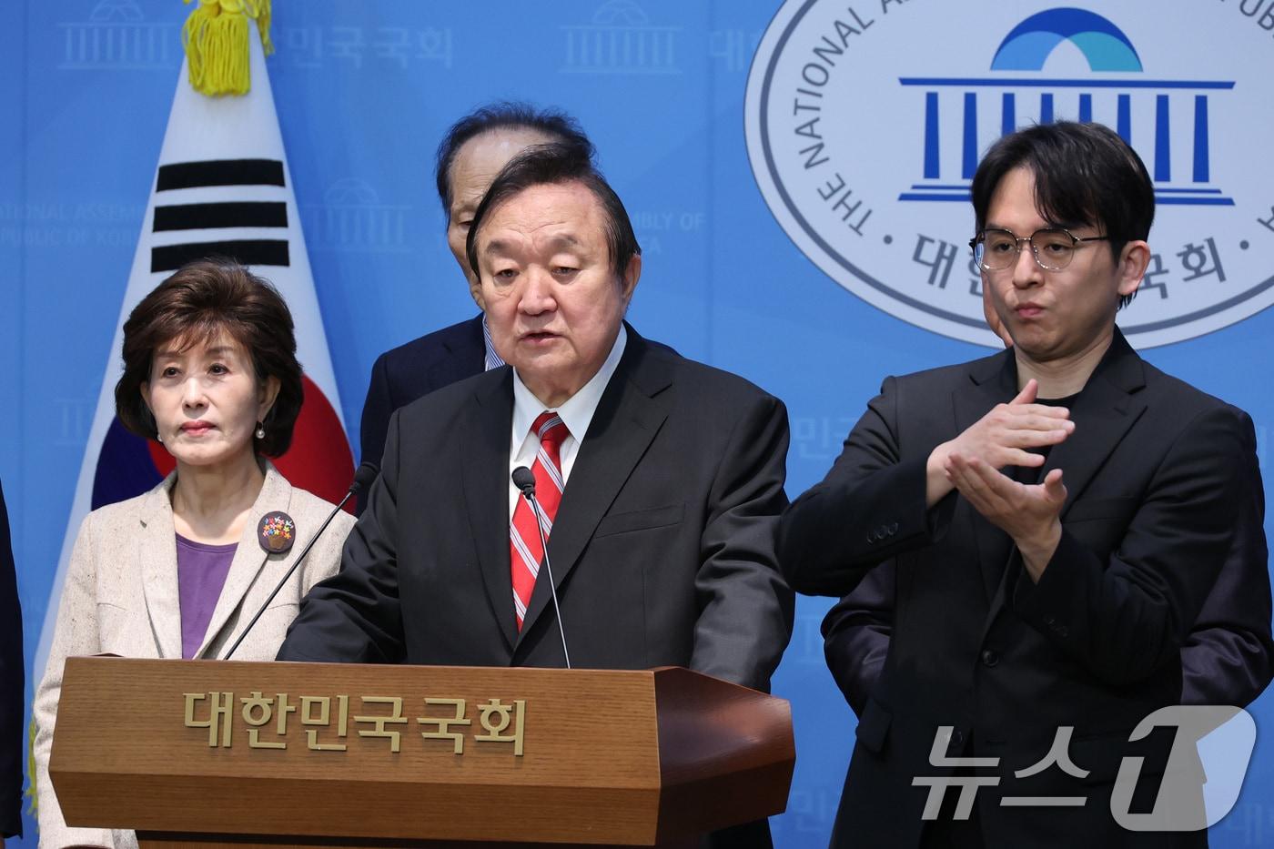 본문 이미지 - 정대철 헌정회장이 지난 4월 1일 서울 여의도 국회 소통관에서 헌법 개정 관련 입장 발표 기자회견을 하고 있다. 2026.4.1 ⓒ 뉴스1 신웅수 기자