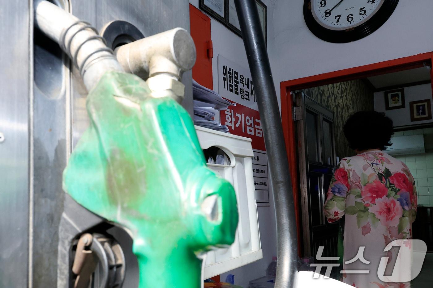 본문 이미지 - 중동 사태로 인해 유가가 급등하고 있는 1일 서울시 동대문구의 한 석유집에서 주인이 꺼 놓은 주유기를 지나 집으로 들어가고 있다. 2026.4.1 ⓒ 뉴스1 박정호 기자