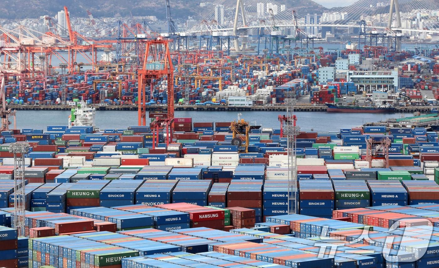 본문 이미지 -  부산항 신선대부두와 감만부두 야적장의 컨테이너들. 2026.4.1 ⓒ 뉴스1 윤일지 기자