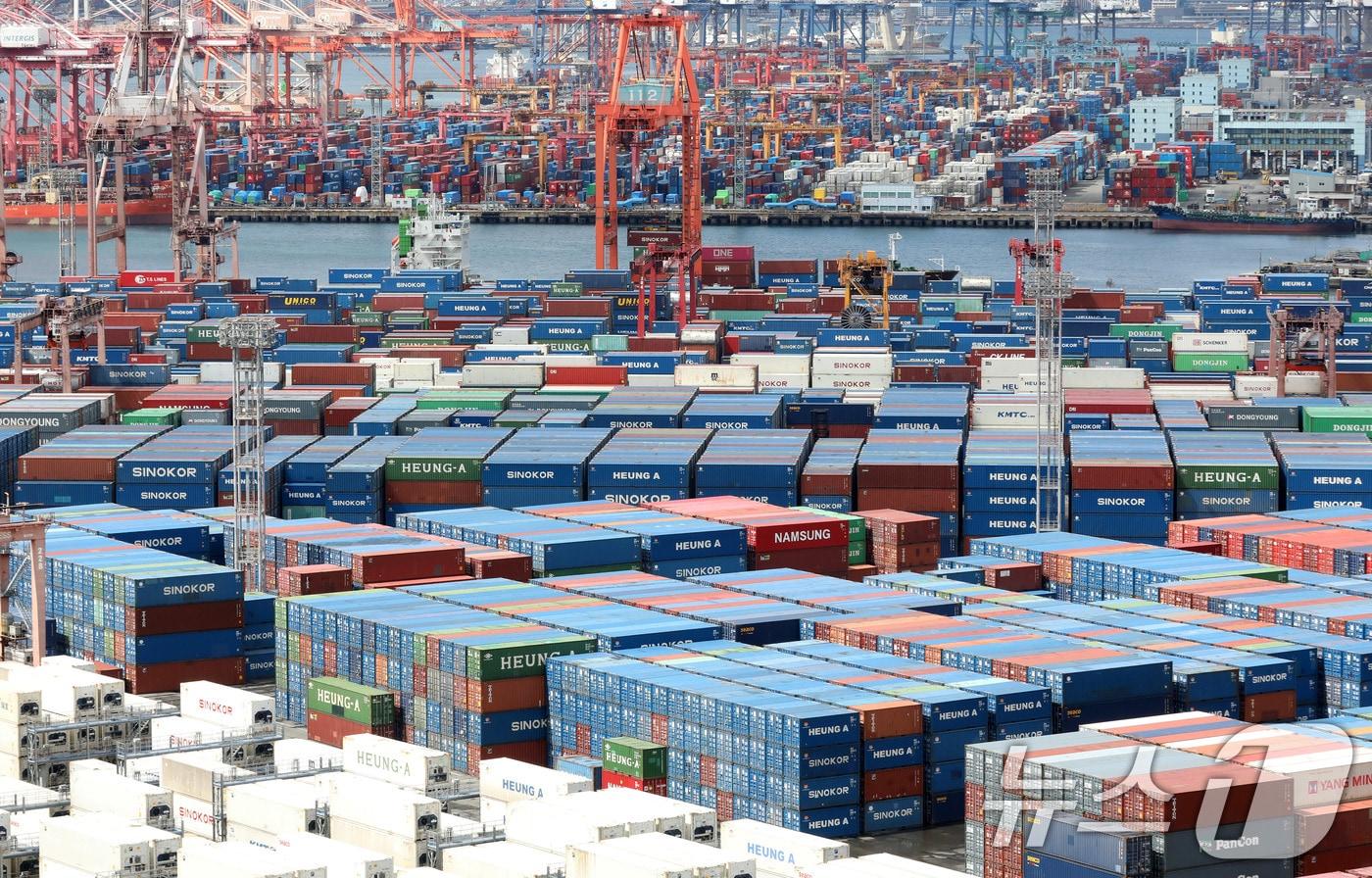 본문 이미지 - 부산항 신선대부두와 감만부두 야적장의 컨테이너 모습. 2026.4.1 ⓒ 뉴스1 윤일지 기자