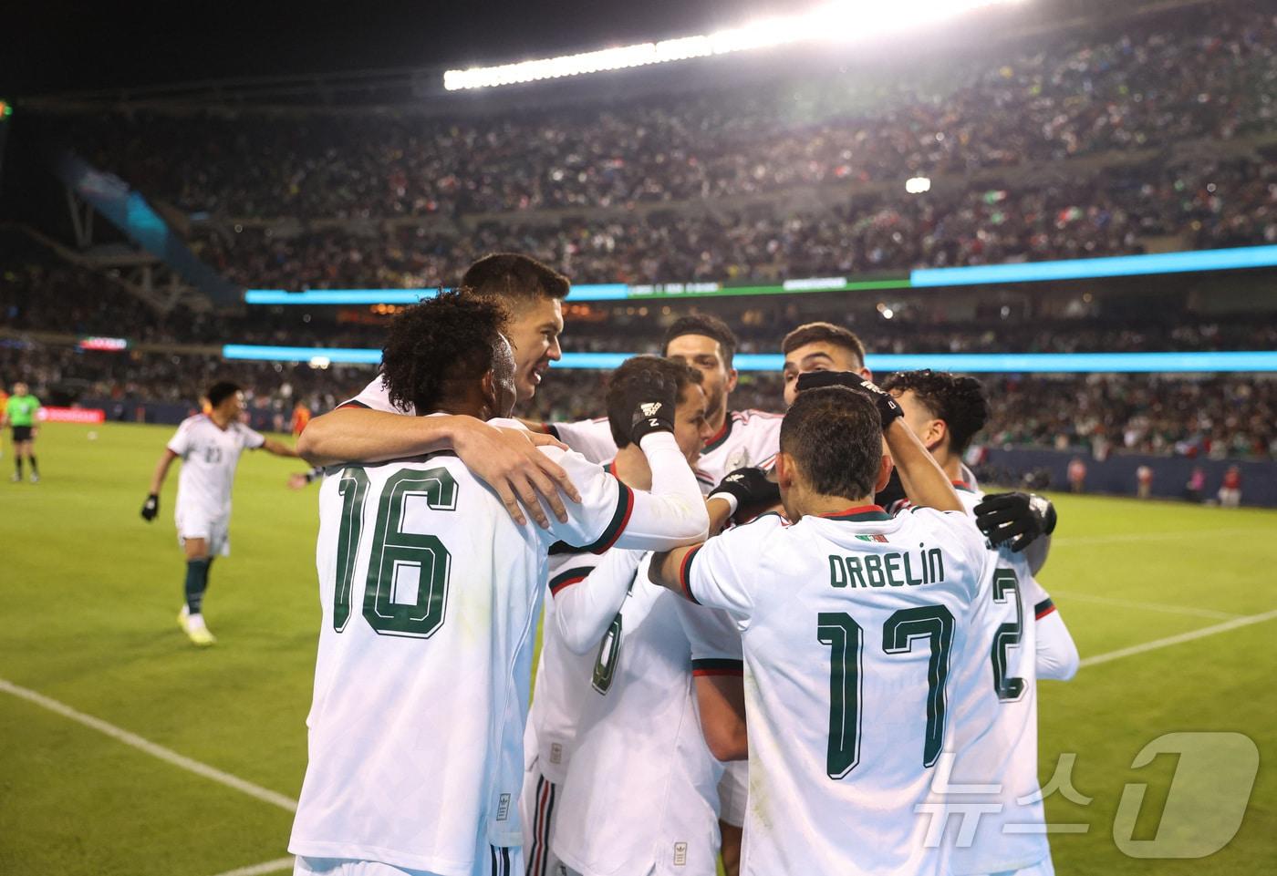 본문 이미지 - 멕시코가 1일(한국시간) 미국 일리노이주 시카고의 솔저 필드에서 열린 벨기에와 평가전에서 1-1로 비겼다. ⓒ 로이터=뉴스1