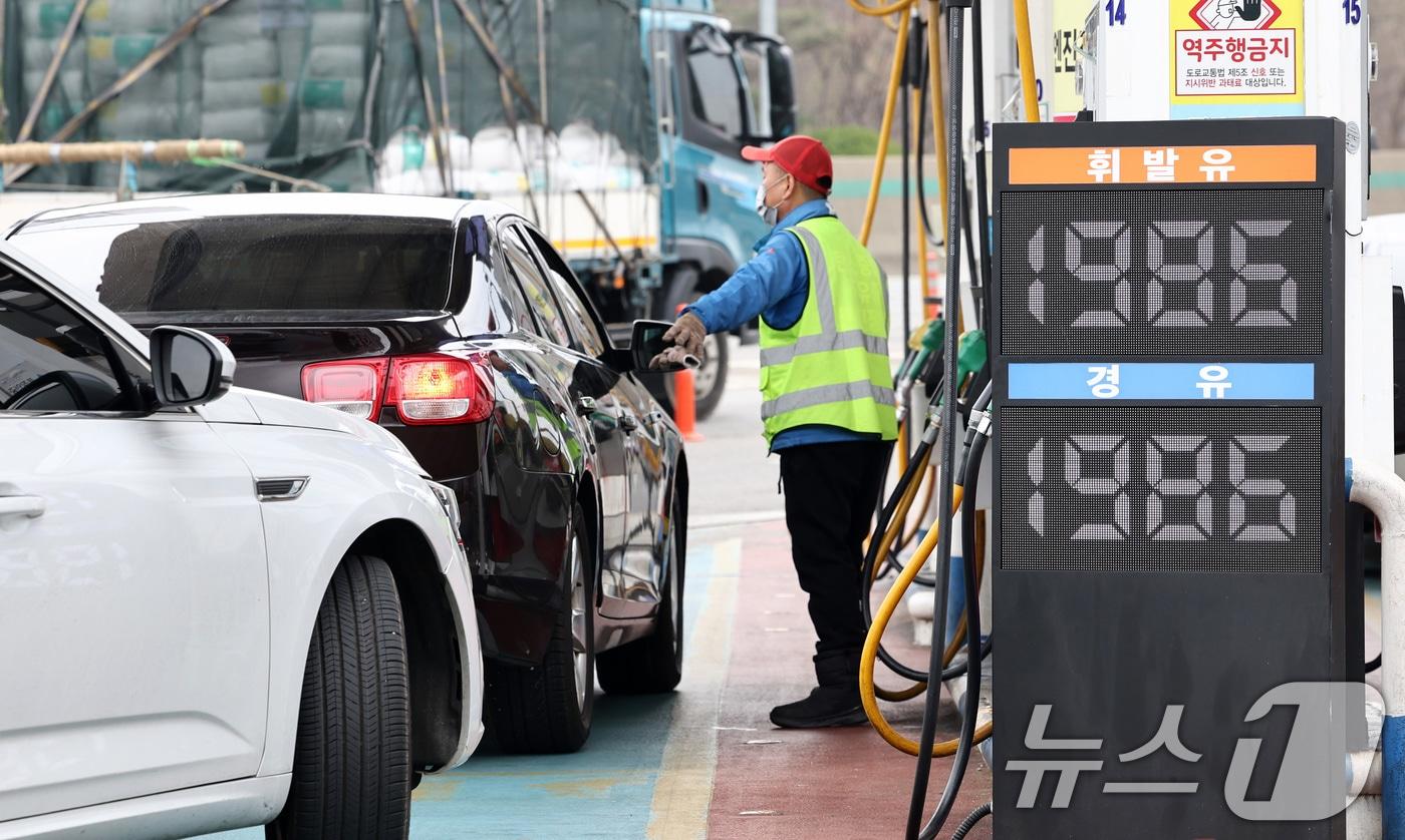 본문 이미지 - 서울 서초구 만남의광장 주유소의 모습. 2026.4.1 ⓒ 뉴스1 최지환 기자