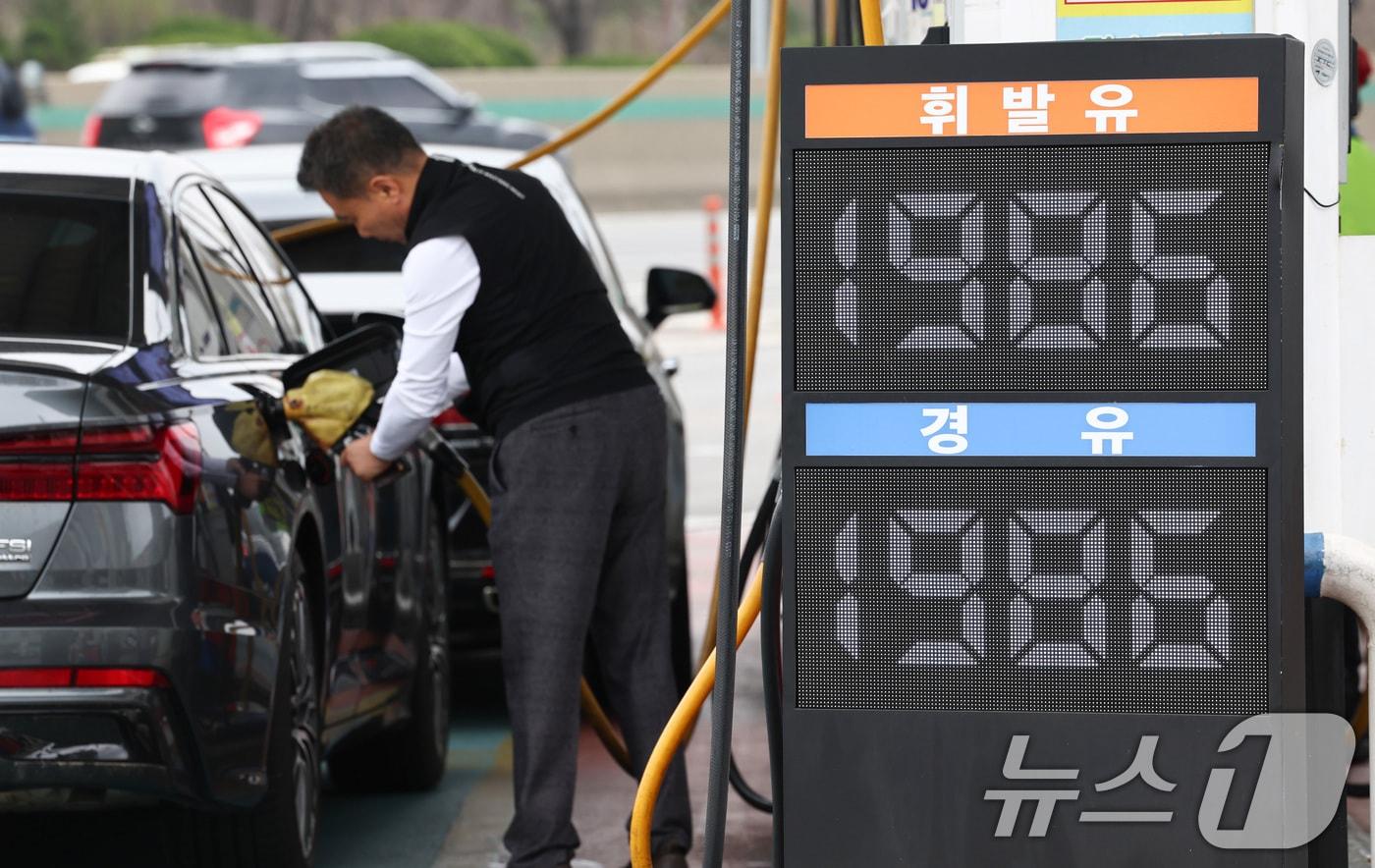 본문 이미지 - 서울 서초구 만남의광장 주유소의 모습. 2026.4.1 ⓒ 뉴스1 최지환 기자