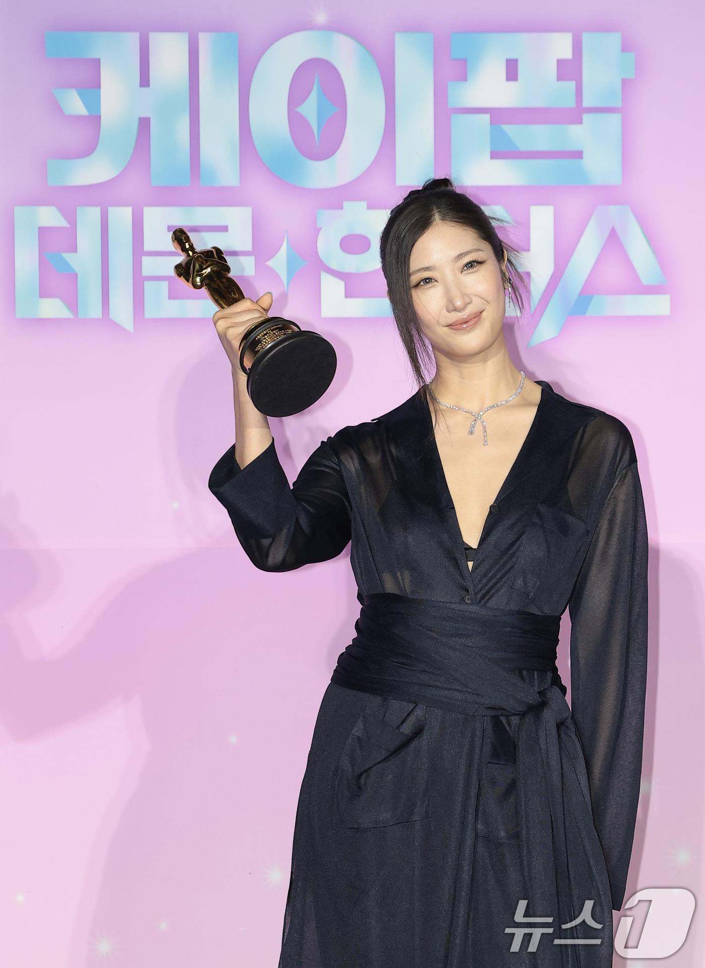 본문 이미지 - 가수 이재(EJAE)가 1일 서울 용산구 CGV 용산아이파크몰에서 열린 넷플릭스 영화 ‘케이팝 데몬 헌터스’(이하 케데헌) 아카데미 수상 기념 기자간담회에 참석해 포즈를 취하고 있다. ‘케데헌’은 K팝 슈퍼스타인 ‘루미’, ‘미라’, ‘조이’가 화려한 무대 뒤에서 세상을 지키는 이야기를 그린 액션 판타지 애니메이션으로, 독창적인 ‘케이팝 퇴마 액션’과 OST로 전 세계에 열풍을 불러일으켰다. 또한 주요 시상식을 휩쓸며 수상 행진을 이어온 끝에 아카데미 시상식에서 장편 애니메이션상과 주제가상을 거머쥐었다. 2026.4.1 ⓒ 뉴스1 권현진 기자