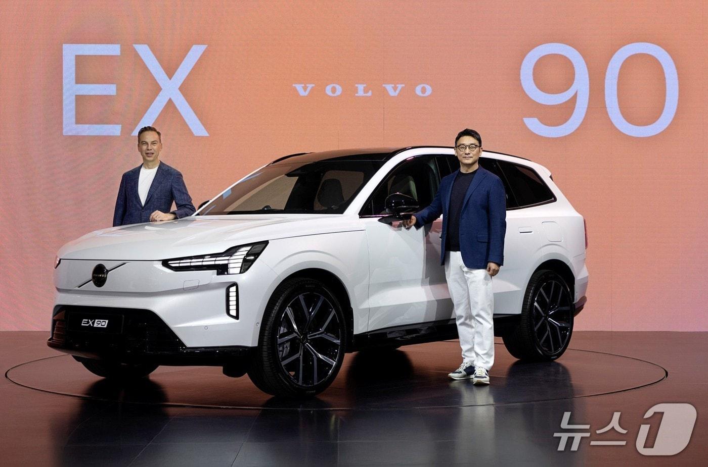 본문 이미지 - 볼보자동차코리아가 1일 인천 인스파이어 리조트에서 EX90 출시 행사를 열었다. 에릭 세베린손 볼보자동차 최고영업책임자(CCO), 이윤모 볼보자동차코리아 대표(볼보자동차코리아 제공) 2026.4.1/뉴스1