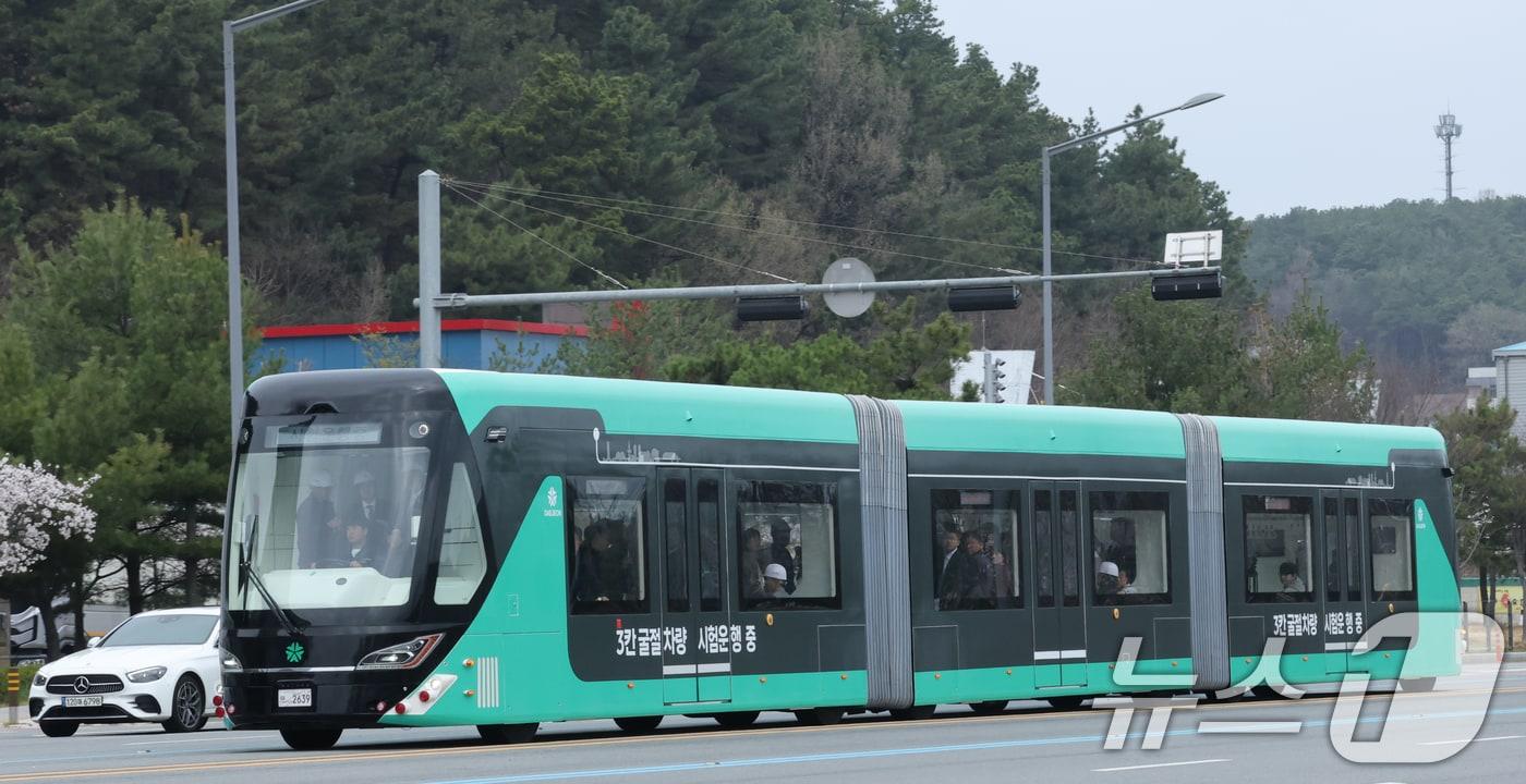 본문 이미지 - 대전시가 추진했던  3칸 굴절차량 시범운행 모습  2026.4.1 ⓒ 뉴스1 김기태 기자