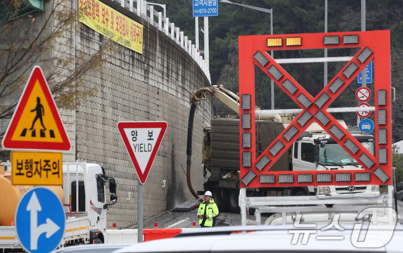 본문 이미지 - 대전 천변도시고속화도로 원촌육교의 보강토 옹벽 긴급 보수·보강 공사로 차량 통행이 전면 통제된 가운데 31일 원촌육교 보수공사를 진행하고 있다. 2026.4.1 ⓒ 뉴스1 김기태 기자