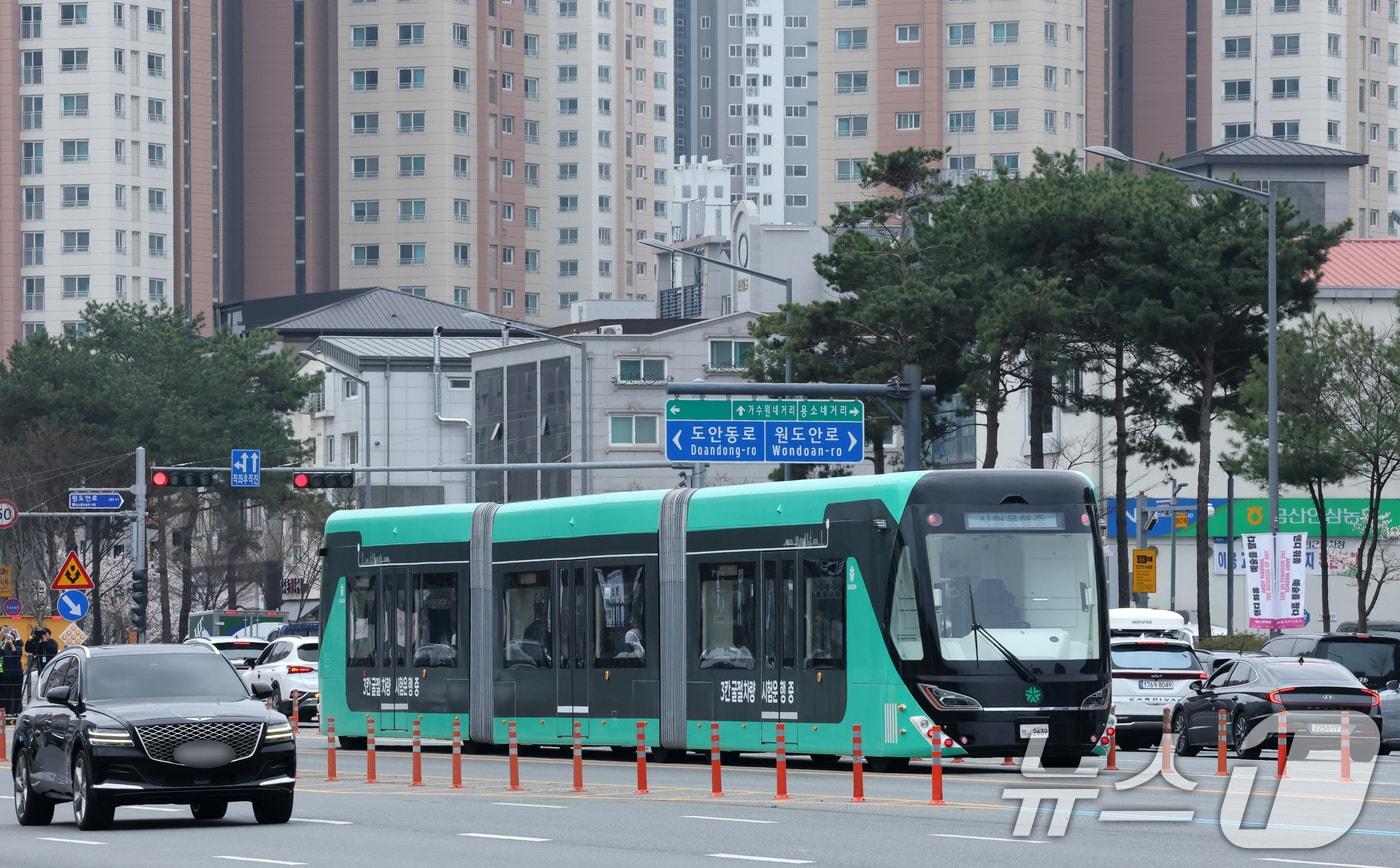 본문 이미지 - 1일 대전 서구 도안동 호수공원 일원에서 전국 최초 도입을 앞둔 3칸 굴절차량이 시범운행을 하고 있다. 3칸 굴절차량은 넓은 실내 공간과 최대 230명까지 수송이 가능한 대용량 교통수단이다..  2026.4.1 ⓒ 뉴스1 김기태 기자