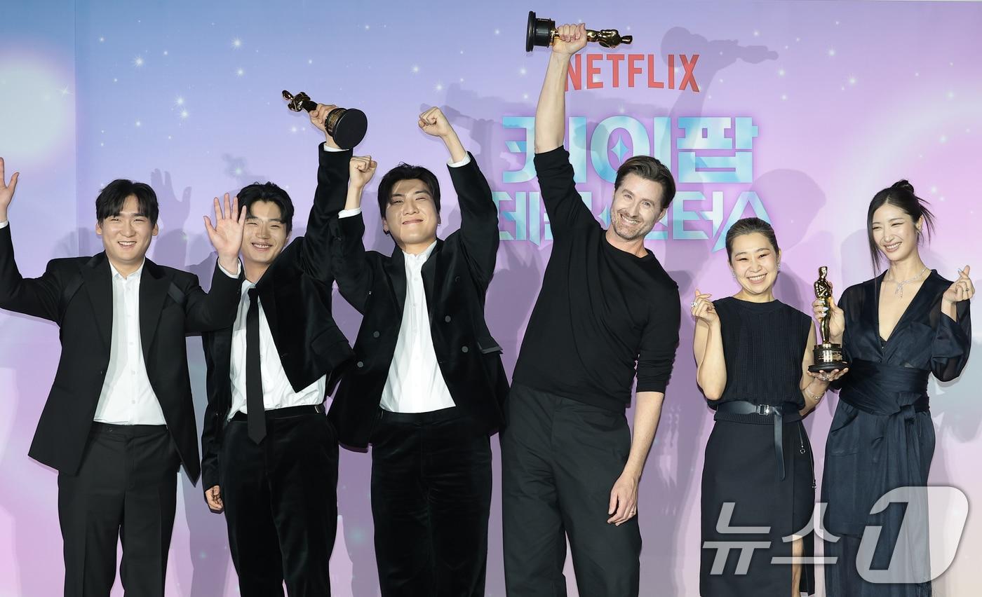 본문 이미지 - IDO 남희동(왼쪽부터)과 이유한, 곽중규, 크리스 애플한스, 매기강 감독, 이재가 1일 서울 용산구 CGV 용산아이파크몰에서 열린 넷플릭스 영화 ‘케이팝 데몬 헌터스’(이하 케데헌) 아카데미 수상 기념 기자간담회에 참석해 포즈를 취하고 있다. 2026.4.1 ⓒ 뉴스1 권현진 기자