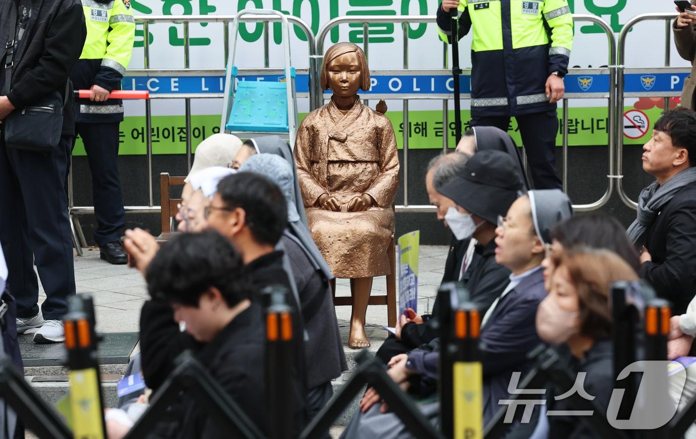 본문 이미지 - 1일 서울 종로구 옛 주한 일본대사관 앞에서 제1746차 일본군 성노예제 문제해결을 위한 정기 수요시위가 열리고 있다. 경찰은 이날 시위에 앞서 위안부 모욕시위 등으로 소녀상 보호를 위해 설치한 바리케이드를 6년 여 만에 철거했다. 2026.4.1 ⓒ 뉴스1 오대일 기자