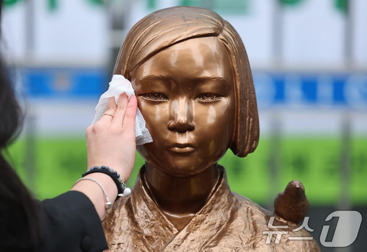 본문 이미지 - 서울 종로구 옛 주한 일본대사관 앞에 설치돼 있는 '평화의 소녀상'. 2026.4.1 ⓒ 뉴스1 오대일 기자