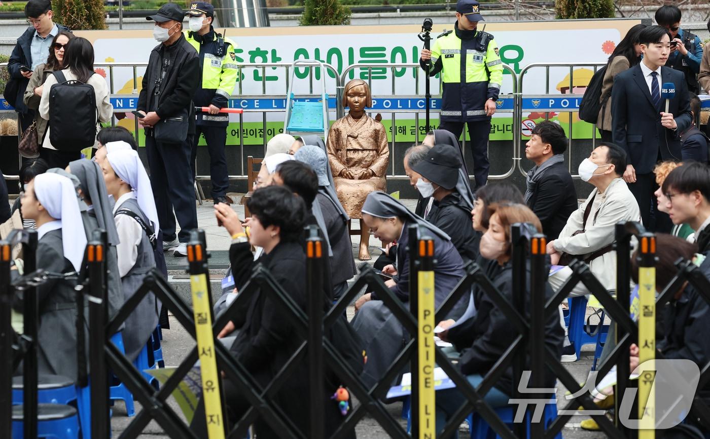본문 이미지 - 1일 서울 종로구 옛 주한 일본대사관 앞에서 제1746차 일본군 성노예제 문제해결을 위한 정기 수요시위가 열리고 있다. 2026.4.1 ⓒ 뉴스1 오대일 기자