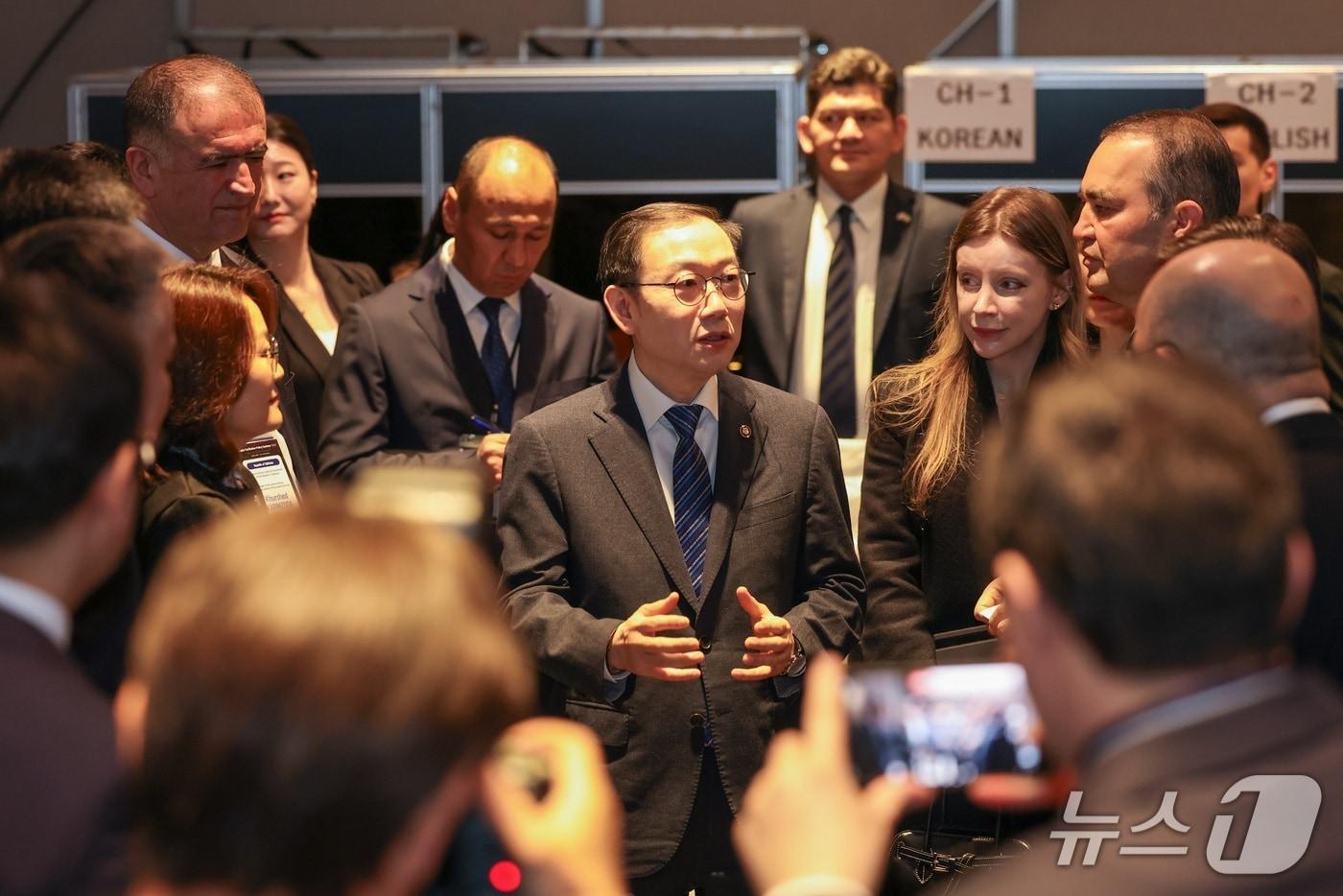 본문 이미지 - 이명구 관세청장이 ‘무역원활화 정책세미나’에서 9개국 관세당국 참석자들과 이야기를 나누고 있다. (관세청 제공.재판매 및 DB금지)/뉴스1