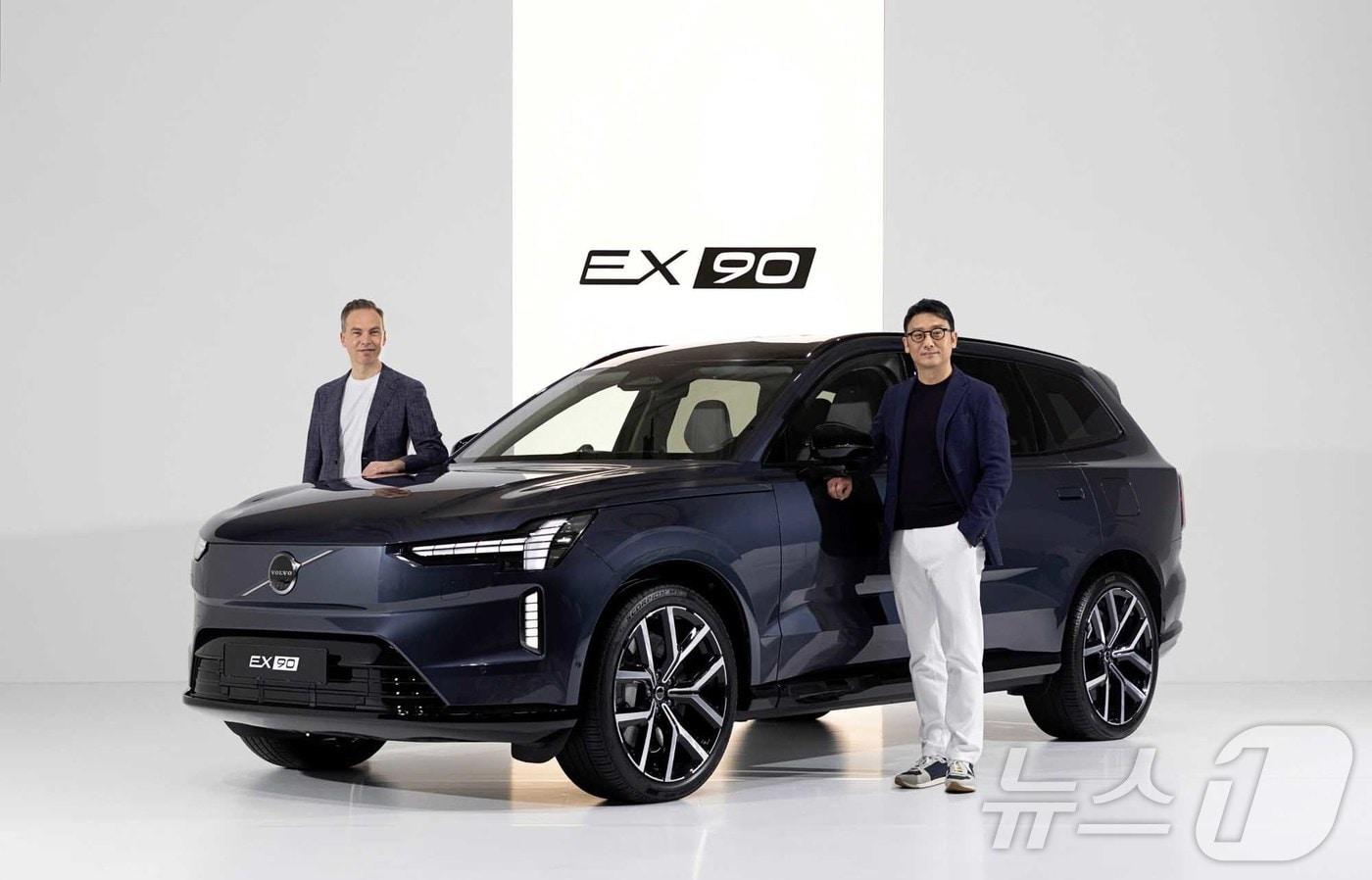 본문 이미지 - 이윤모 볼보자동차코리아 대표(오른쪽)와 에릭 세베린손 볼보자동차 최고커뮤니케이션책임자(CCO)가 지난 1일 인천 중구 인스파이어 리조트에서 열린 볼보 EX90 국내 런칭 미디어 이벤트에서 볼보 EX90와 함께 포즈를 취하고 있다. (자료사진. 볼보자동차코리아 제공. 재판매 및 DB 금지) 2026.4.1 ⓒ 뉴스1