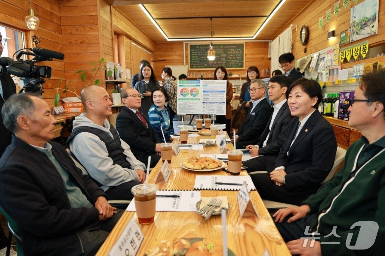 본문 이미지 - 송미령 농림축산식품부 장관이 1일 충북 옥천군을 방문해 농어촌 기본소득 시범사업에 대한 주민 의견을 수렴하고 있다. (옥천군 제공. 재판매 및 DB금지)