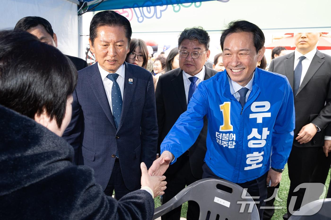 본문 이미지 - 더불어민주당 정청래 대표와 우상호 강원특별자치도지사 예비후보가 1일 강원도 철원군 철원종합문화복지센터 다목적구장에서 열린 철원읍 승격 제95주년 기념 '철원읍민 화합대축전' 현장을 찾아 지역 주민들과 인사하고 있다. 2026.4.1 ⓒ 뉴스1 유승관 기자