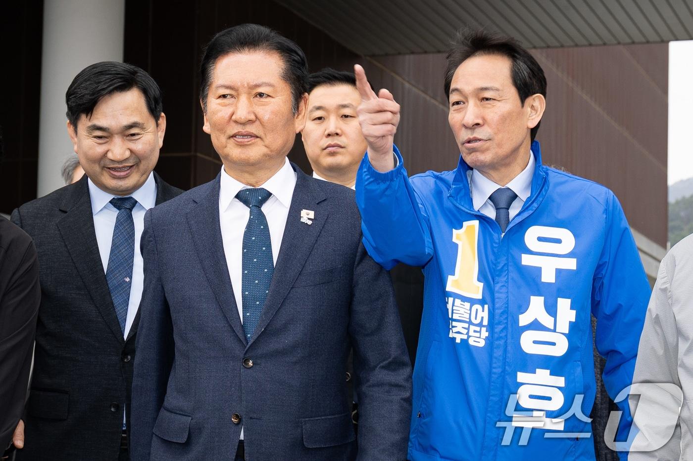 본문 이미지 - 더불어민주당 정청래 대표(가운데). 2026.4.1 ⓒ 뉴스1 유승관 기자