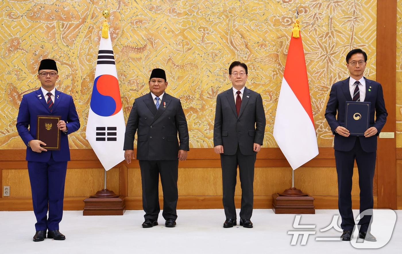 본문 이미지 - 김용선 지식재산처장과 수기오노 외교부 장관이 1일 청와대에서 이재명 대통령과 프라보워 수비안토 인도네시아 대통령이 임석한 가운데 지식재산 보호 및 집행 협력에 관한 양해각서를 체결한 뒤 기념촬영을 하고 있다. 2026.4.1 ⓒ 뉴스1 이재명 기자