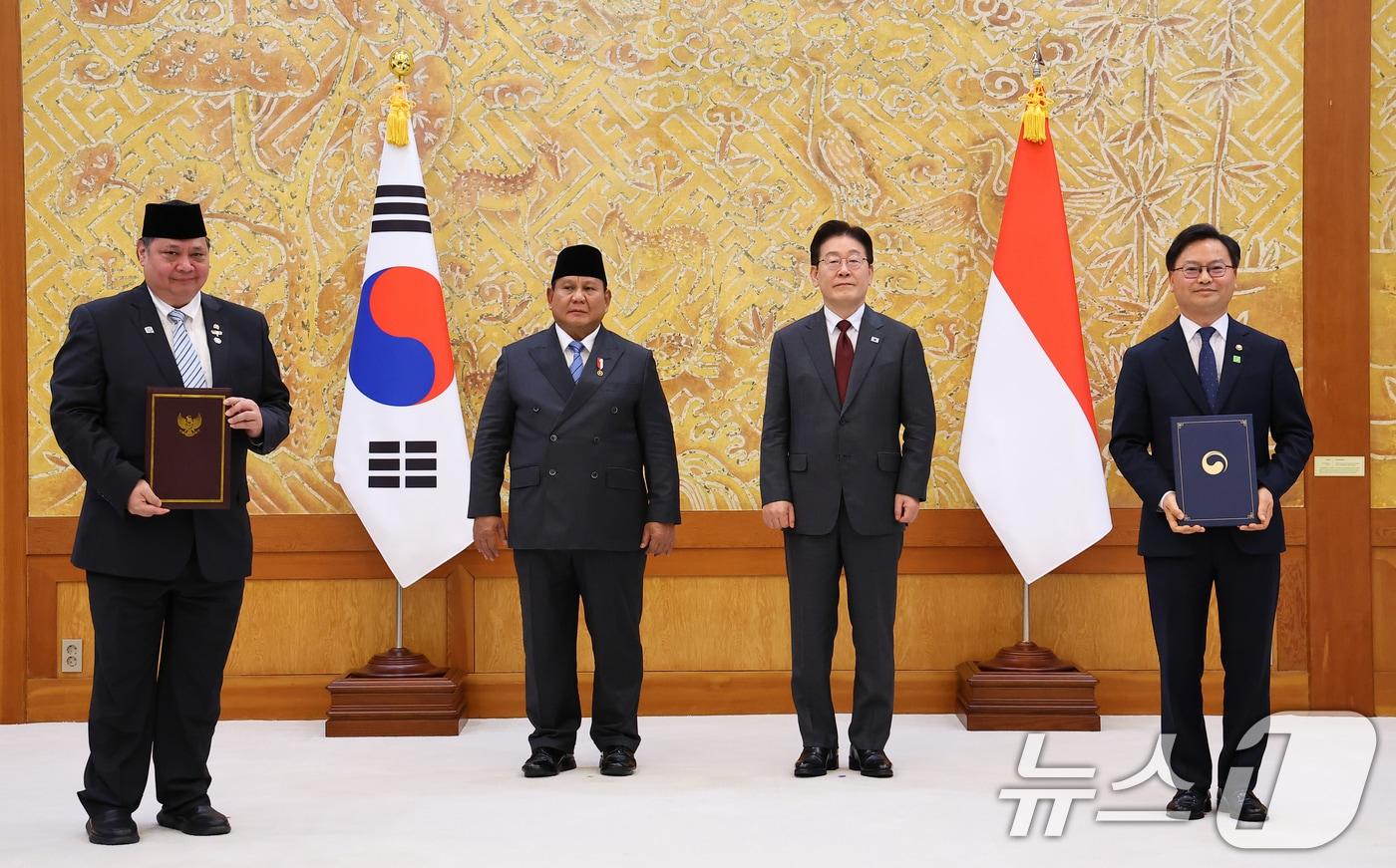 본문 이미지 - 김성범 해양수산부 차관과 아이를랑가 하르타르토 경제조정부 장관이  지난 4월 1일 청와대에서 이재명 대통령과 프라보워 수비안토 인도네시아 대통령이 임석한 가운데 해양플랜트 서비스산업 협력에 관한 양해각서를 체결한 뒤 기념촬영을 하고 있다. 2026.4.1 ⓒ 뉴스1 이재명 기자