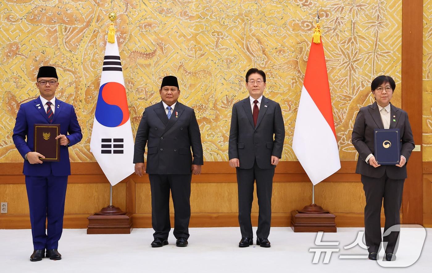 본문 이미지 - 정은경 보건복지부 장관과 수기오노 외교부 장관 이 1일 청와대에서 이재명 대통령과 프라보워 수비안토 인도네시아 대통령이 임석한 가운데 AI 기본의료 및 인적개발 협력에 관한 양해각서를 체결한 뒤 기념촬영을 하고 있다. 2026.4.1 ⓒ 뉴스1 이재명 기자